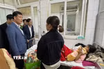 Lãnh đạo Đảng ủy, Ủy ban Nhân dân xã, Công an xã Nam An Phụ và đại diện trường THCS Thăng Long thăm hỏi, động viên em P.T.T.P sau sự việc. (Ảnh: TTXVN phát)