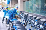 Tại các điểm lên xuống của tuyến đường sắt trên cao Cát Linh-Hà Đông, người dân dễ dàng thuê xe máy điện để di chuyển theo nhu cầu. (Ảnh: Hoàng Hiếu/TTXVN)