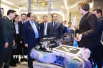 Thủ tướng Phạm Minh Chính xem sản phẩm nghiên cứu của sinh viên Đại học Nghiên cứu Công nghệ Quốc gia MISIS. (Ảnh: Dương Giang/TTXVN)