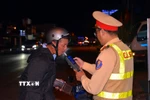 Kiểm tra xử lý nồng độ cồn với người tham gia giao thông ở Cà Mau. (Ảnh: TTXVN phát)