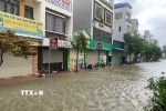 Khu vực sảnh chung cư Tân Thành 1, phường Hạc Thành, nước vẫn tiếp tục dâng cao. (Ảnh: Khiếu Tư/TTXVN)
