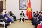 Chủ tịch nước Lương Cường với đại diện gia đình nhân sỹ hữu nghị - tướng lĩnh cách mạng, chuyên gia, cố vấn Trung Quốc từng tham gia giúp đỡ Việt Nam. (Ảnh: Lâm Khánh/TTXVN)