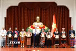 Tổng Bí thư, Chủ tịch nước Tô Lâm tặng chân dung Chủ tịch Hồ Chí Minh cho các già làng, trưởng bản, nghệ nhân, người có uy tín tiêu biểu toàn quốc. (Ảnh: Thống Nhất/TTXVN)