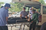 Một bệnh nhân được chuyển viện điều trị tại Bệnh viện Đa khoa tỉnh Quảng Trị. (Ảnh: TTXVN phát)