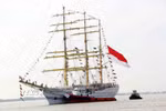 Tàu KRI Bima Suci thuộc Hải quân Indonesia được lai dắt vào cảng Sài Gòn-Hiệp Phước. (Ảnh: Xuân Khu/TTXVN)