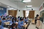 Học sinh lớp 12 Trường Ttrung học Phổ thông Cầu Giấy (quận Cầu Giấy) trong giờ học môn Giáo dục Kinh tế và Pháp luật. (Ảnh: Nguyễn Cúc/TTXVN)