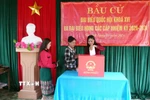 Đồng bào Bru-Vân Kiều bản Nước Đắng hân hoan bầu đại biểu Quốc hội và Hội đồng Nhân dân các cấp nhiệm kỳ 2026-2031. (Ảnh: Tá Chuyên/TTXVN)