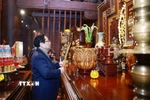 Thủ tướng Phạm Minh Chính dâng hương tưởng niệm các Anh hùng liệt sỹ tại Đền thờ Liệt sỹ Chiến trường Điện Biên Phủ. (Ảnh: Dương Giang/TTXVN)