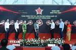 Thủ tướng Phạm Minh Chính và các đại biểu bấm nút triển khai giải pháp ứng dụng định danh, xác thực điện tử và nhận diện sinh trắc học phục vụ thủ tục lên tàu bay. (Ảnh: Dương Giang/TTXVN)