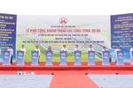 Các đại biểu phát lệnh khởi công dự án đường bộ cao tốc Ninh Bình-Hải Phòng đoạn qua Ninh Bình. (Ảnh: Đức Phương/TTXVN)
