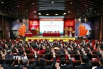 Các đại biểu biểu quyết thông qua Nghị quyết Đại hội. (Ảnh: Phạm Kiên/TTXVN)