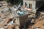 Nhà cửa, công trình dân sinh tại khu vực bản Cửa Rào (xã Tương Dương, Nghệ An) bị lũ tàn phá, cuốn trôi xuống sông Lam. (Ảnh: Xuân Tiến/TTXVN)