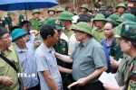 Thủ tướng Phạm Minh Chính động viên đồng bào xã Xa Dung bị thiệt hại do mưa lũ. (Ảnh: Dương Giang/TTXVN)
