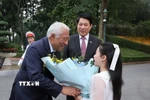 Thiếu nhi Thủ đô Hà Nội tặng hoa Chủ tịch Hội đồng châu Âu António Costa tại lễ đón)