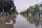 Đường Đồng Khởi, phường Thủy Xuân, thành phố Huế còn ngập sâu sáng 28/10. (Ảnh: Nguyên Lý/TTXVN)