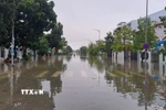 Đường Đồng Khởi, phường Thủy Xuân, thành phố Huế còn ngập sâu sáng 28/10. (Ảnh: Nguyên Lý/TTXVN)