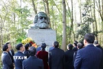 Tổng Bí thư Tô Lâm và Phu nhân cùng Đoàn đại biểu cấp cao Việt Nam viếng mộ Karl Marx - Lãnh tụ của giai cấp vô sản. (Ảnh: Thống Nhất/TTXVN)