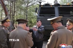 Nhà lãnh đạo Triều Tiên Kim Jong-un (giữa) giám sát cuộc tập trận tại Triều Tiên ngày 8/5/2025. (Nguồn: Yonhap/TTXVN)
