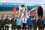 Đại diện đoàn cứu hộ Việt Nam chụp ảnh chung với đại diện lãnh đạo Venezuela và tổ bay Vietnam Airlines. (Ảnh: Phi Hùng/TTXVN)