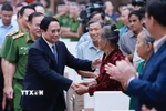 Thủ tướng Phạm Minh Chính với thân nhân liệt sỹ. (Ảnh: Dương Giang/TTXVN)