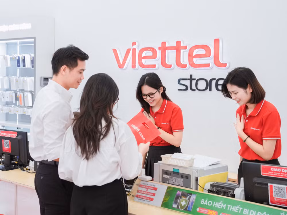 vnexpress-khach-hang-trai-nghiem-dich-vu-tai-he-thong-cua-hang-viettel-store.jpg