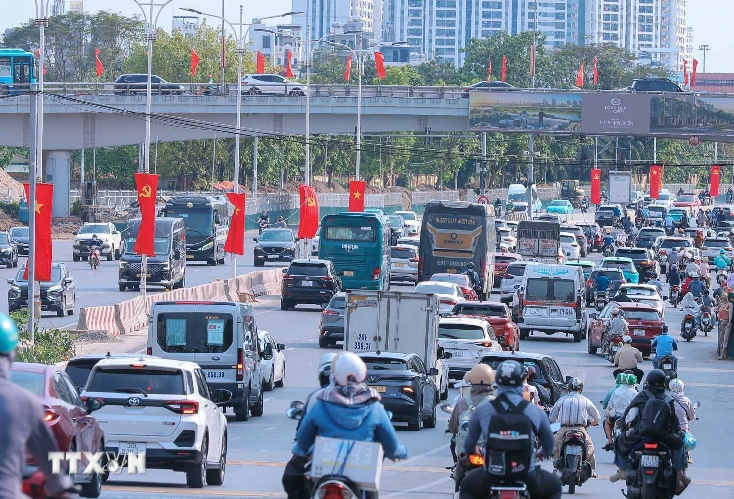 Người dân vẫn tập nập rời Hà Nội trong ngày đầu kỳ nghỉ lễ 30/4 - 1/5