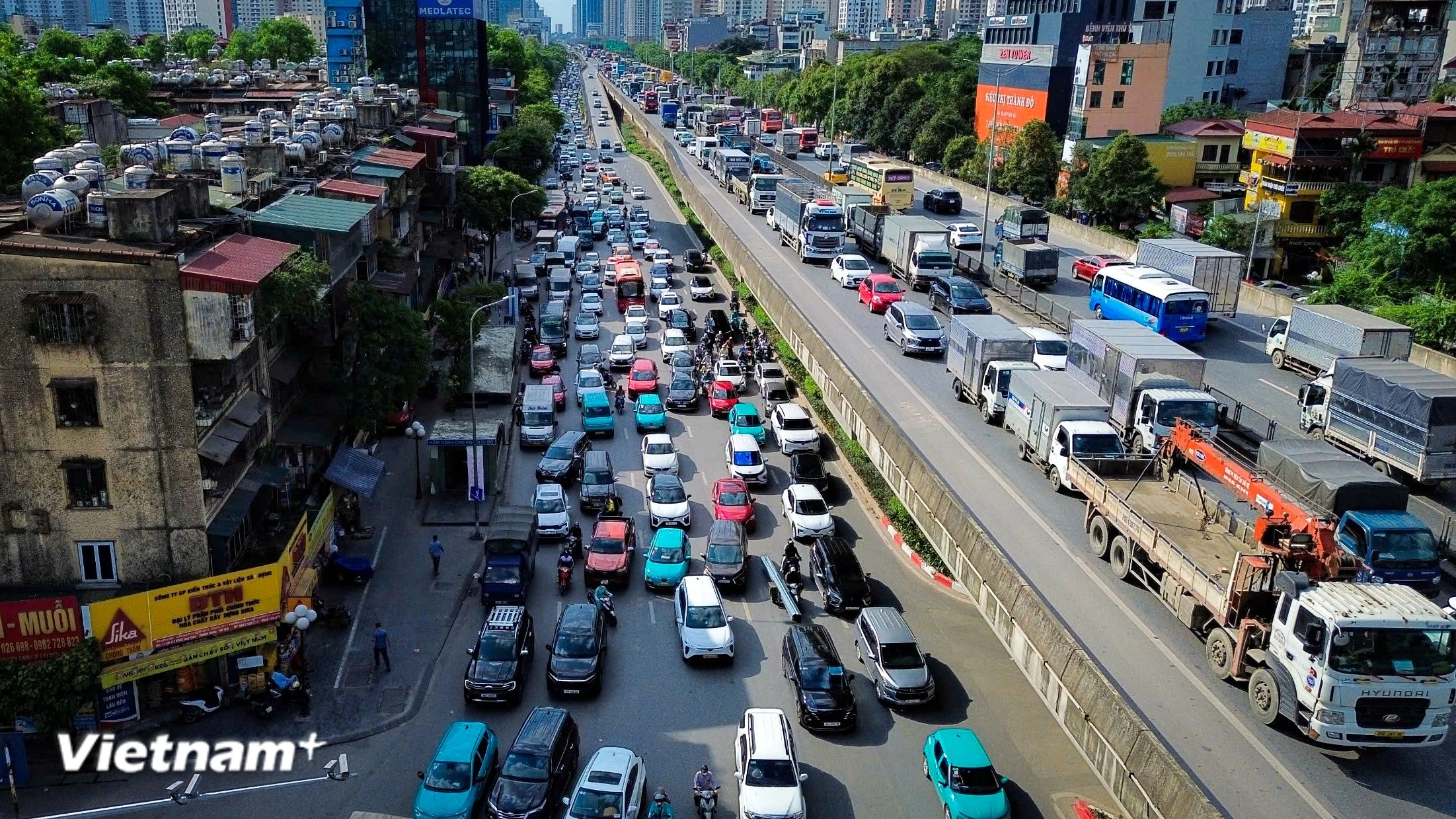 Nhiều tuyến đường ùn tắc cục bộ do lượng phương tiện tăng cao