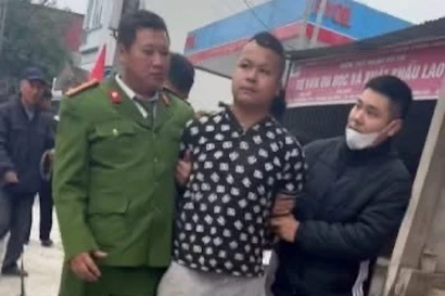 Đối tượng Nguyễn Thành Luân (ở giữa) bị bắt giữ. (Ảnh: Công an cung cấp)