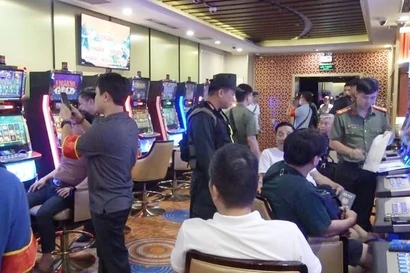 Lực lượng chức năng đột kích "ổ đánh bạc" King Club. (Ảnh: Công an cung cấp)
