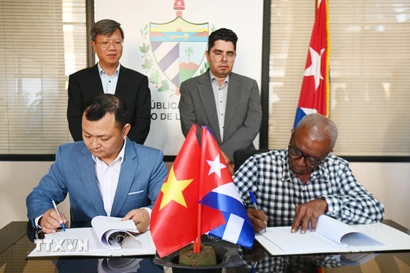 Ông Nguyễn Khắc Hoàng, Giám đốc công ty Hoàng Gia Việt, và đại diện của công ty nông nghiệp Alquizar, thuộc Tập đoàn doanh nghiệp Nông Lâm nghiệp Artemisa của Cuba, ký hợp đồng hợp tác. (Ảnh: Việt Hùng/TTXVN)