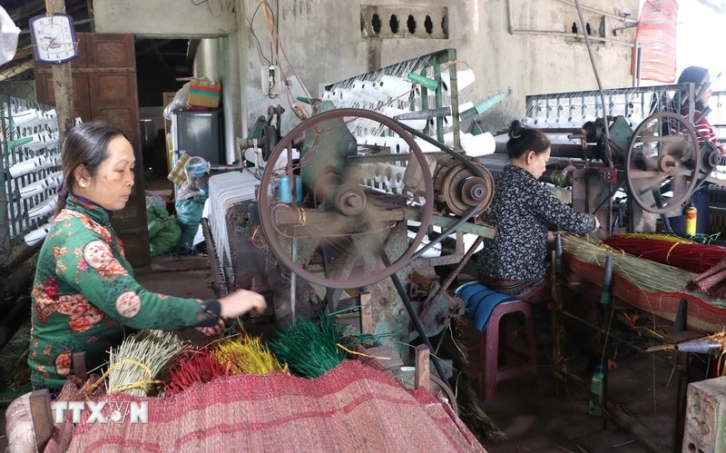 전통 공예 마을은 Quang의 Tet 그림을 "엮습니다"