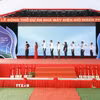Các đại biểu ấn nút động thổ dự án. (Ảnh: Quang Quyết/TTXVN)