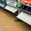 Nước lũ gây ngập sâu nhà dân ở Khánh Hòa từ 2 đến 3 mét. (Ảnh: Phan Sáu/TTXVN)