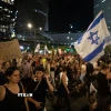 Người dân Israel tuần hành tại Tel Aviv tối 17/8/2025, yêu cầu Thủ tướng Benjamin Netanyahu tiến tới thỏa thuận với Hamas nhằm chấm dứt chiến tranh và trả tự do cho các con tin. (Ảnh: THX/TTXVN)