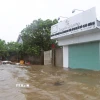 Khu vực dân cư gần cửa biển Lạch Vạn thuộc xã Diễn Châu (tỉnh Nghệ An) bị ngập nặng. (Ảnh: Xuân Tiến/TTXVN)