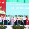 Lãnh đạo Thành ủy, Ủy ban Nhân dân, Ủy ban Mặt trận Tổ quốc Việt Nam tặng hoa chúc mừng lãnh đạo Hội đồng Nhân dân và lãnh đạo các Ban chuyên môn của HĐND thành phố. (Ảnh: Xuân Khu/TTXVN)