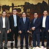 Thủ tướng Phạm Minh Chính tiếp ông Hyoung Nyon Kim, Phó Chủ tịch Tập đoàn Dunamu và ông Lee Eunhung, Phó Chủ tịch Tập đoàn Hana của Hàn Quốc. (Ảnh: Dương Giang/TTXVN)
