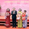 Chủ tịch Quốc hội Trần Thanh Mẫn tặng hoa Phó Chủ tịch nước Võ Thị Ánh Xuân, Phó Chủ tịch Quốc hội Nguyễn Thị Thanh và Chủ tịch Nhóm nữ đại biểu Quốc hội Nguyễn Thúy Anh. (Ảnh: Doãn Tấn/TTXVN)
