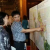 Các đại biểu theo dõi bản đồ quy hoạch Thành phố Hồ Chí Minh. (Ảnh: Tiến Lực/TTXVN)