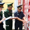 Lực lượng hải quan và bộ đội biên phòng phối hợp giám sát kho bãi container hàng hóa xuất nhập khẩu tại cảng Quy Nhơn, tỉnh Gia Lai. (Ảnh: Vũ Sinh/TTXVN)