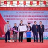 Lãnh đạo Sở Văn hóa, Thể thao và Du lịch tỉnh Điện Biên, lãnh đạo xã Mường Nhé trao Giấy Chứng nhận Di sản Văn hóa Phi vật thể Quốc gia “Lễ mừng cơm mới của người Si La” cho chủ thể di sản văn hóa. (Ảnh: TTXVN phát)