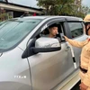 Lực lượng cảnh sát giao thông đo nồng độ cồn người tham gia giao thông trong những ngày nghỉ Tết. (Ảnh: Công Tường/TTXVN)