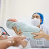 Chăm sóc trẻ sơ sinh. (Nguồn: TTXVN)