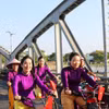 Sáng 7/6, Sở Du lịch phối hợp với Sở Văn hóa và Thể thao thành phố Huế tổ chức hoạt động đạp xe vì môi trường với chủ đề “Áo dài qua phố.” (Ảnh: Tường Vi/TTXVN)