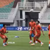Đội tuyển Việt Nam tập luyện sẵn sàng cho cuộc đối đầu với Indonesia trên sân Pakansari tối 3/8. (Ảnh: Lê Minh Hưởng/TTXVN)
