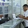 Người dân đến làm thủ tục, giấy tờ tại Bộ phận tiếp nhận và trả kết quả phường Trần Hưng Đạo, thành phố Nam Định. (Ảnh: Công Luật/TTXVN)