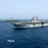 Tàu sân bay USS Abraham Lincoln (phía sau) của hải quân Mỹ di chuyển trên Biển Arab. (Ảnh: AP/TTXVN)