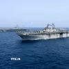 Tàu sân bay USS Abraham Lincoln (phía sau) của hải quân Mỹ di chuyển trên Biển Arab. (Ảnh minh họa: AP/TTXVN)
