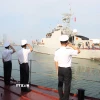 Cán bộ, chiến sỹ Lữ đoàn 171 (phường Rạch Dừa, Thành phố Hồ Chí Minh) chào tàu 17. (Ảnh: Huỳnh Sơn/TTXVN)