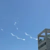 Vệt khói trên bầu trời thành phố Modiin, Israel sau khi hệ thống phòng không nước này đánh chặn tên lửa từ Yemen, ngày 27/3/2025. (Ảnh: THX/TTXVN)